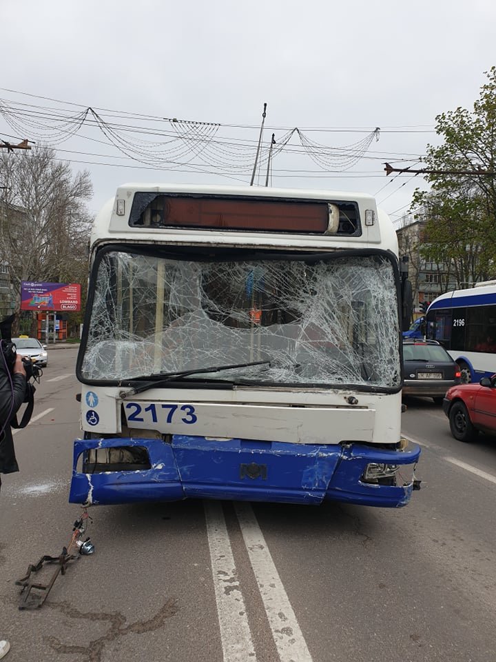 ACCIDENT GRAV în sectorul Buiucani: Un microbuz s-a lovit violent cu un troleibuz. Ambulanţa, la faţa locului (VIDEO/FOTO)