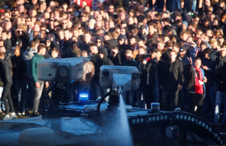 RĂFUIALĂ ÎNTRE ULTRAŞII AJAX ŞI JUVENTUS. Poliţia olandeză a avut mari bătăi de cap înainte de meci (GALERIE FOTO)