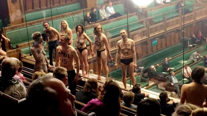 Protest NUD în Parlamentul britanic, în timpul unui vot pentru Brexit: Adevărul gol-goluţ, domnule preşedinte (VIDEO)