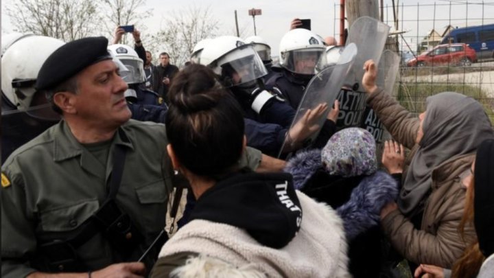 Ciocniri VIOLENTE la graniţa Bulgariei cu Grecia. 3 MII DE MILITARI se opun valului de imigranţi ce vor să traverseze ILEGAL (FOTO)