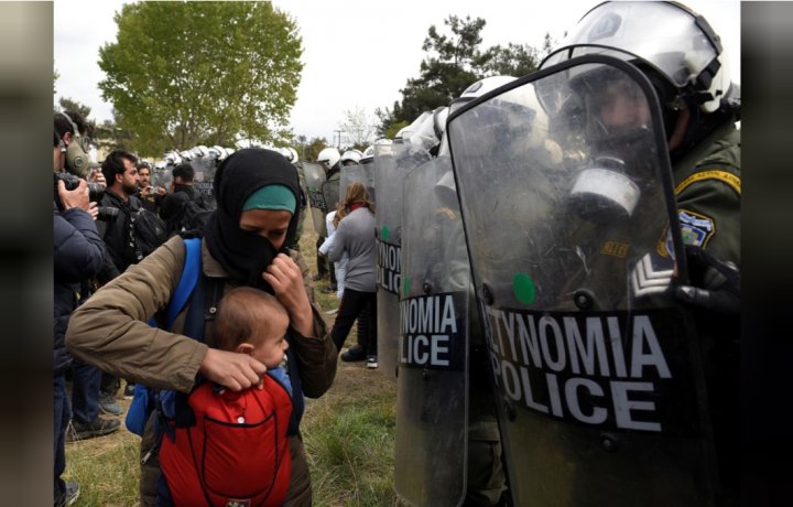 Ciocniri VIOLENTE la graniţa Bulgariei cu Grecia. 3 MII DE MILITARI se opun valului de imigranţi ce vor să traverseze ILEGAL (FOTO)