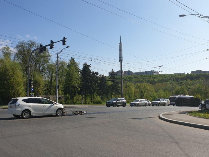 ACCIDENT VIOLENT în Capitală. Un microbuz S-A RĂSTURNAT. Poliţia, ambulanţa, la faţa locului (FOTO)