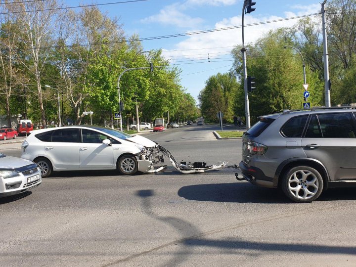 ACCIDENT VIOLENT în Capitală. Un microbuz S-A RĂSTURNAT. Poliţia, ambulanţa, la faţa locului (FOTO)