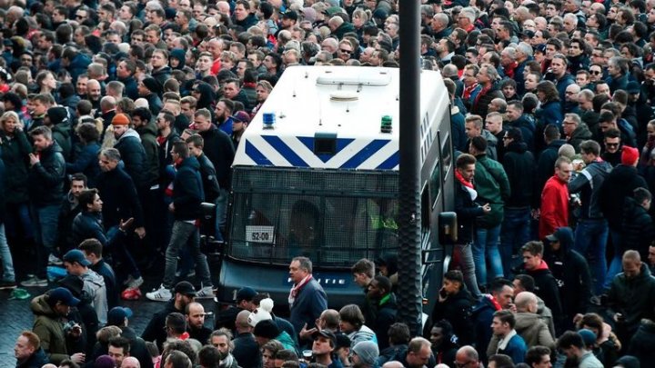 RĂFUIALĂ ÎNTRE ULTRAŞII AJAX ŞI JUVENTUS. Poliţia olandeză a avut mari bătăi de cap înainte de meci (GALERIE FOTO)