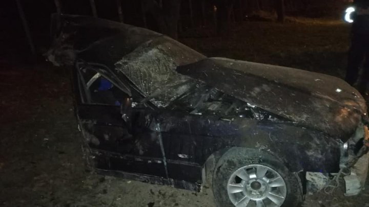 IMAGINI DE GROAZĂ de la ACCIDENTUL GRAV din sectorul Botanica. Maşina, RUPTĂ ÎN DOUĂ