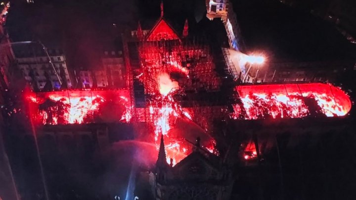 FLĂCĂRI URIAŞE au cuprins Catedrala Notre Dame din Paris: O DRAMĂ TERIBILĂ (IMAGINI CATASTROFALE)