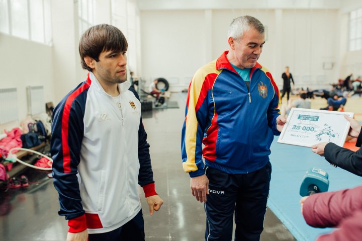 Luptătorul Victor Ciobanu și antrenorul său, premiați de Fundaţia lui Vlad Plahotniuc, Edelweiss. Ce va face sportivul cu banii (FOTO)