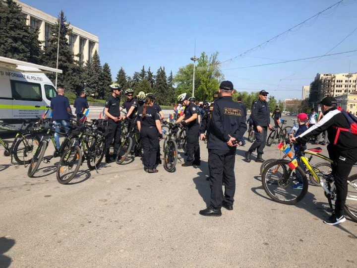 Poliţia Republicii Moldova, de Ziua Drapelului de Stat: Să-l cinstim, să-l iubim, să-l purtăm cu noi oriunde ne-am afla (FOTO)