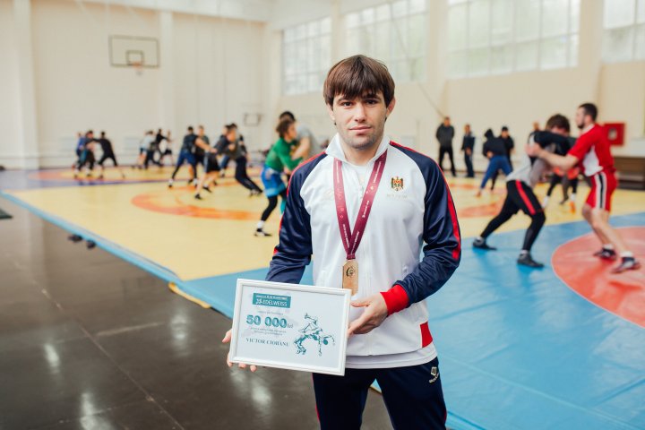 Luptătorul Victor Ciobanu și antrenorul său, premiați de Fundaţia lui Vlad Plahotniuc, Edelweiss. Ce va face sportivul cu banii (FOTO)