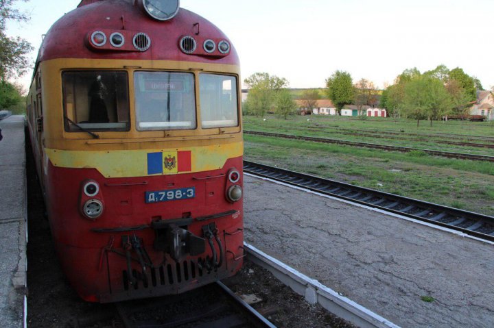 Un băiat de 17 ani, lovit de trenul Bălţi-Slobozia-Ungheni. MOTIVUL pentru care nu a auzit locomotiva (FOTO)