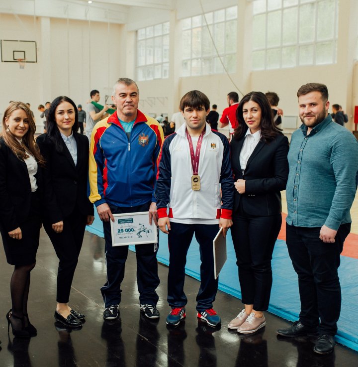 Luptătorul Victor Ciobanu și antrenorul său, premiați de Fundaţia lui Vlad Plahotniuc, Edelweiss. Ce va face sportivul cu banii (FOTO)