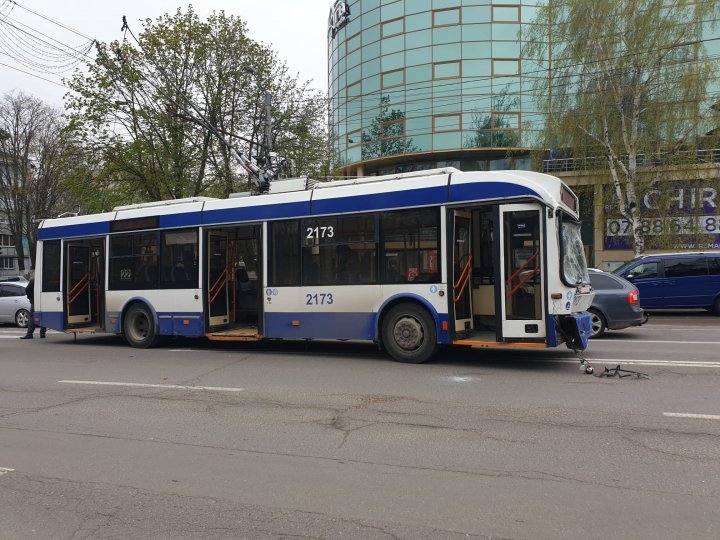 ACCIDENT GRAV în sectorul Buiucani: Un microbuz s-a lovit violent cu un troleibuz. Ambulanţa, la faţa locului (VIDEO/FOTO)