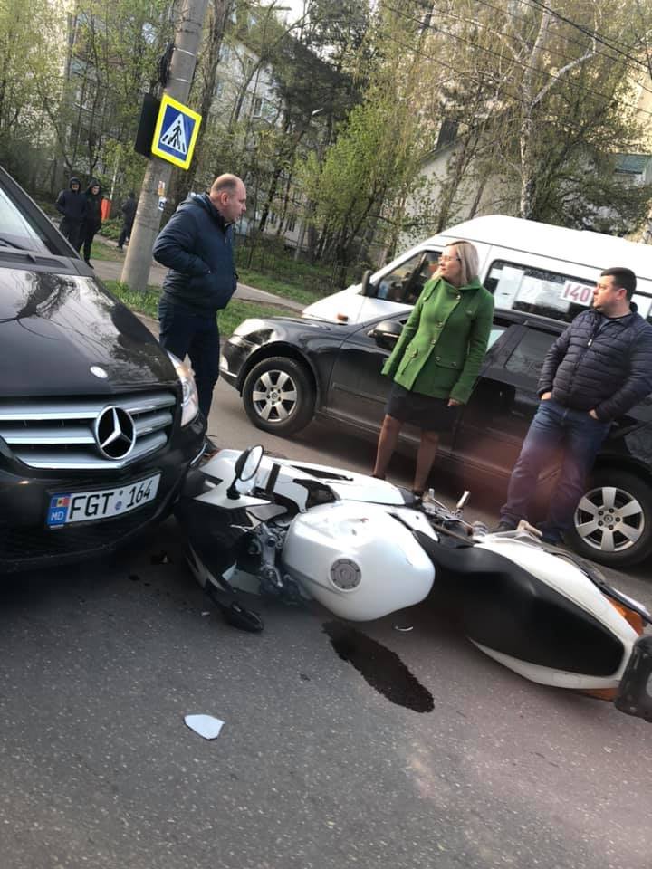 ACCIDENT MATINAL în Capitală. Un motociclist s-a lovit violent cu o maşină. Ambulanţa a intervenit de urgenţă (VIDEO)