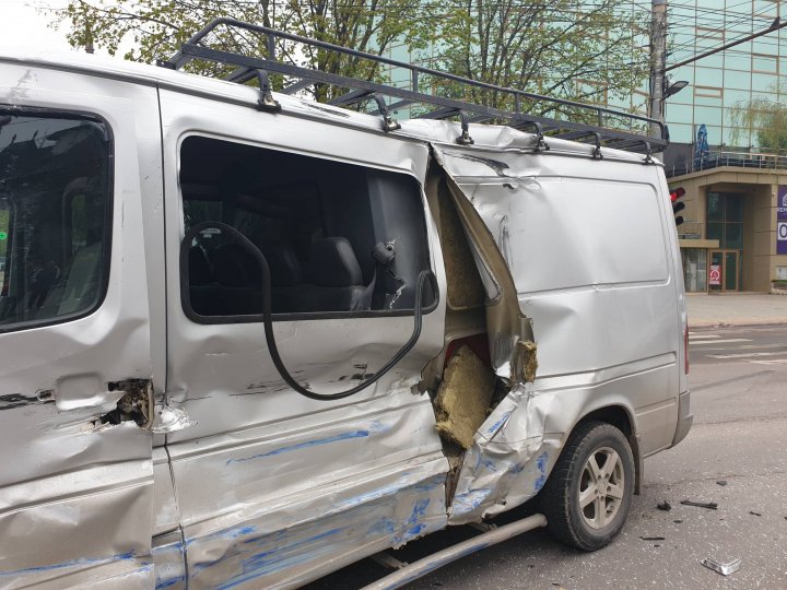 ACCIDENT GRAV în sectorul Buiucani: Un microbuz s-a lovit violent cu un troleibuz. Ambulanţa, la faţa locului (VIDEO/FOTO)