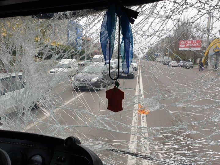 ACCIDENT GRAV în sectorul Buiucani: Un microbuz s-a lovit violent cu un troleibuz. Ambulanţa, la faţa locului (VIDEO/FOTO)