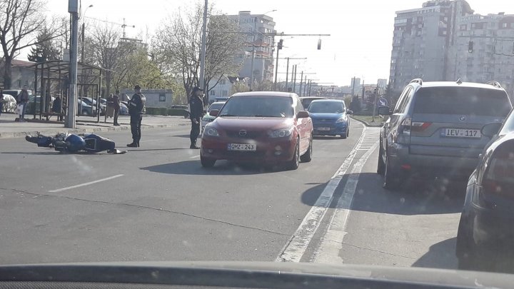 ACCIDENT cu implicarea unei motociclete, în Capitală. Şoferul, transportat LA SPITAL