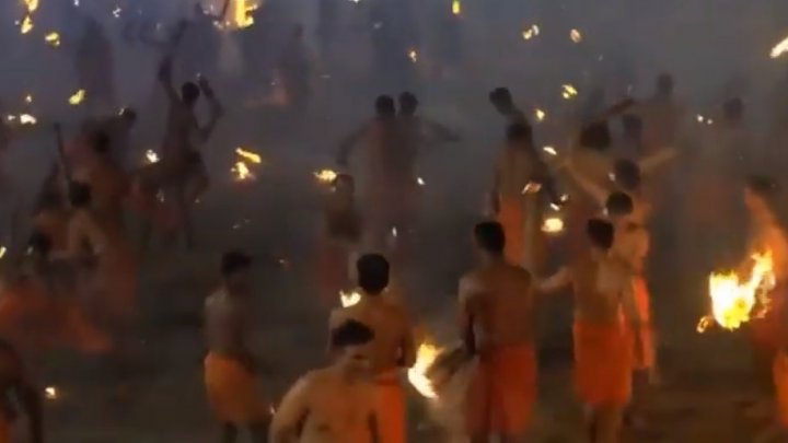 FESTIVAL INCENDIAR ÎN INDIA. Sute de indieni au aruncat cu torțe unul în altul (VIDEO)