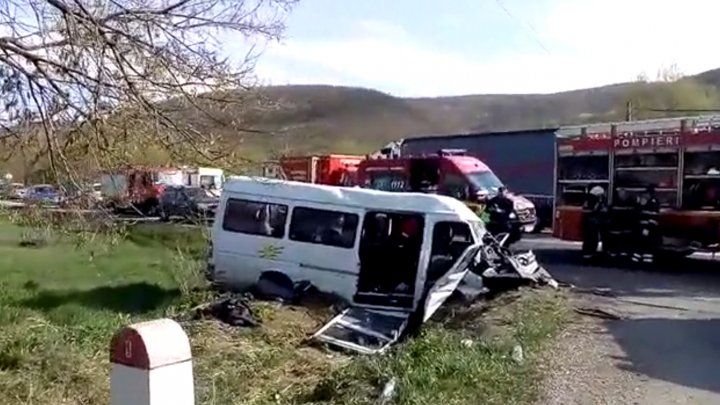 Date noi despre accidentul GRAV din Cluj, România. Incident provocat de şoferul care a adormit la volan. Microbuzul era plin cu ELEVI