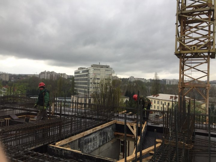 Șase muncitori migranți din Azerbaidjan, reţinuţi pe un șantier din Capitală. BĂRBAŢII MUNCEAU LA NEGRU (VIDEO)