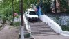 Așa ceva nu vezi în fiecare zi. Un taxi a mers pe scările din fața unui bloc din Capitală (FOTO)