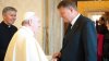 PAPA, AJUNS PE PĂMÂNT ROMÂNESC. Suveranul Pontif a fost întâmpinat de Klaus Iohannis