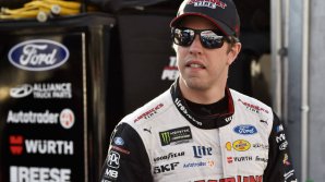 Brad Keselowski a obţinut o victorie pe muchie de cuţit în cursa NASCAR Digital Ally 400