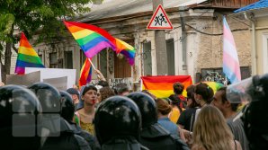 La Chişinău a avut loc marşul LGBT. Participanţii, flancaţi de zeci de poliţişti pentru a preveni violenţele (VIDEO/FOTO)