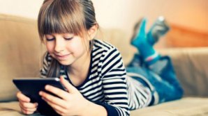 STUDIU: Copiii care petrec mult timp în faţa ecranelor riscă să sufere de insomnie şi depresie