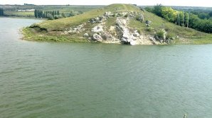 Copii din Duruitoarea Nouă nevoiți să înconjoare zeci de kilometri până la școală. Care este cauza