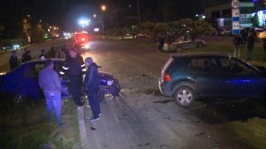 ACCIDENT în Capitală. Un şofer a sărit cu mașina peste bordură, iar un alt automobil a fost proiectat în copac (VIDEO/FOTO)