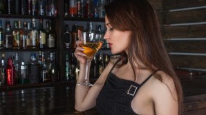 Jobul de vis: Femeia care trebuie să se îmbete lunar pe o scenă