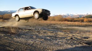 Cascadorii periculoase în Marea Britanie. La concursul "Car Jumping" au participat zece piloţi