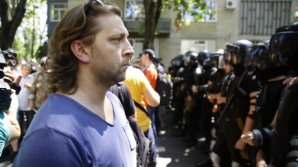 Un deputat PAS, demascat: Alaibă PRETINDE сă trăieşte MODEST, dar are MAI MULTE apartamente în Europa şi nu declară toate veniturile