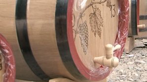 O vinărie din Moldova le dă posibilitatea turiştilor să doarmă în butoaie de vin