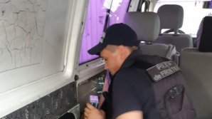 Planul unui moldovean, dat peste cap la frontiera de stat. MOTIVUL pentru care a rămas fără marfă şi fără microbuz