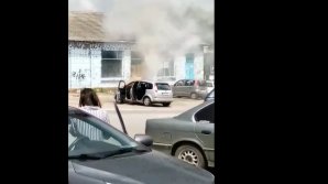 PANICĂ în plină zi. O maşină A LUAT FOC în orașul Râșcani. Care a fost reacția oamenilor (VIDEO)