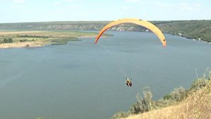 LUMEA VĂZUTĂ DE SUS. S-a deschis sezonul pentru zborurile cu parapanta