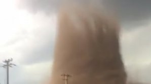 TORNADĂ URIAȘĂ în România. Un autocar răsturnat și șapte oameni răniți (FOTO)