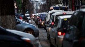 Haos pe strada Alexandr Puşkin din Capitală. Şoferii nedisciplinaţi parchează maşinile la întâmplare