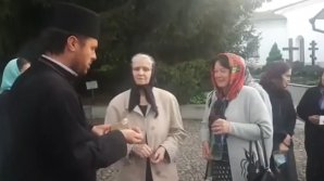 Plesniţi peste faţă cu agheasmă. Acţiunile unui preot au stârnit indignarea pe reţelele de socializare (VIDEO)