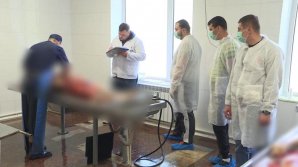 Reeducare la MORGĂ. Şoferii prinşi BĂUŢI la VOLAN spală cadavre şi participă la autopsie (VIDEO) 