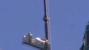 Momente de groază. Doi muncitori au balansat în aer, lângă zgârie-nori, timp de o oră (VIDEO)
