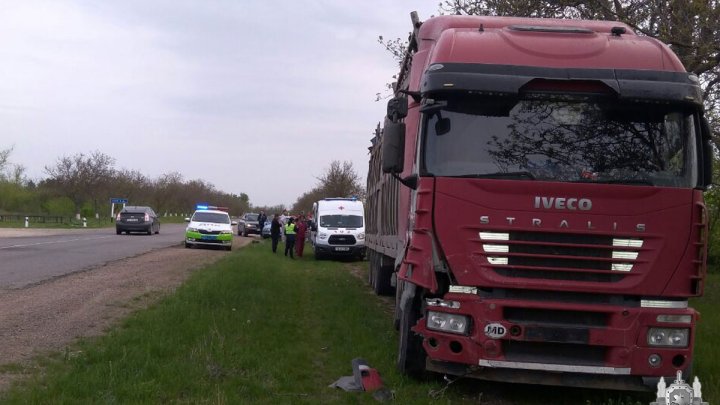 Un camion s-a ciocnit violent cu un automobil pe traseul Tiraspol - Kamenka. O femeie însărcinată, transportată de urgență la spital (FOTO)