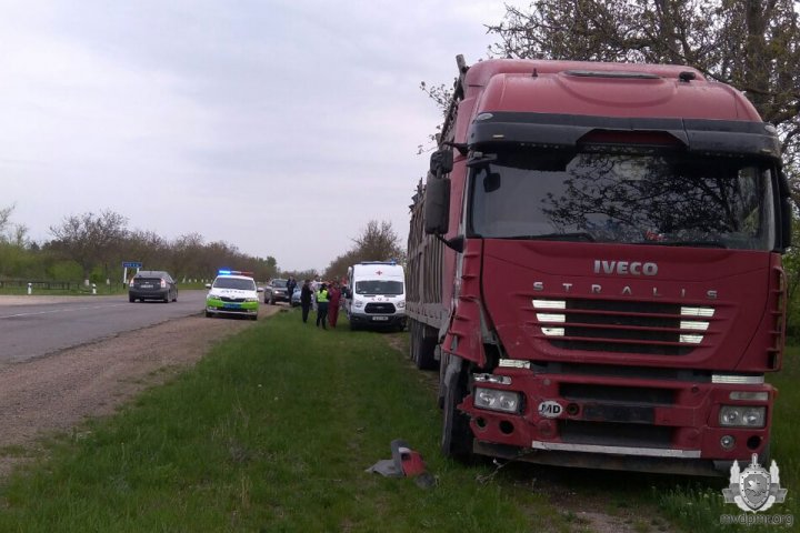 Un camion s-a ciocnit violent cu un automobil pe traseul Tiraspol - Kamenka. O femeie însărcinată, transportată de urgență la spital (FOTO)