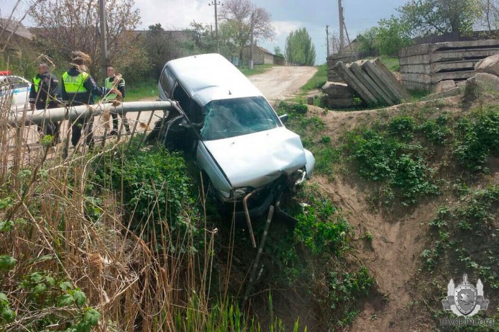 O vitezomană beată din stânga Nistrului a pierdut controlul volanului şi a fost la un pas de a ajunge cu maşina în râu  (FOTO)