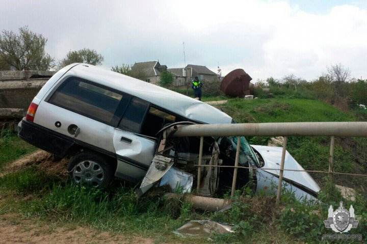 O vitezomană beată din stânga Nistrului a pierdut controlul volanului şi a fost la un pas de a ajunge cu maşina în râu  (FOTO)