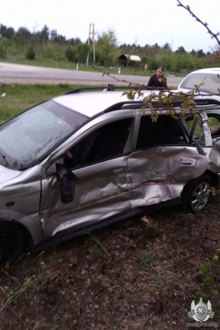 Un camion s-a ciocnit violent cu un automobil pe traseul Tiraspol - Kamenka. O femeie însărcinată, transportată de urgență la spital (FOTO)