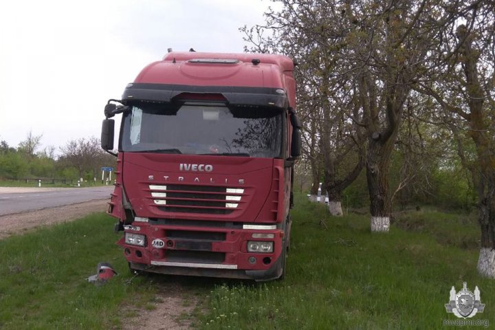 Un camion s-a ciocnit violent cu un automobil pe traseul Tiraspol - Kamenka. O femeie însărcinată, transportată de urgență la spital (FOTO)