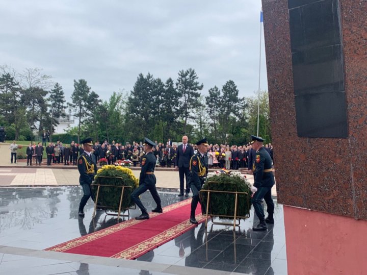 Moldova sărbătoreşte Ziua Victoriei şi a Europei. Oficialii au depus flori şi au comemorat eroii căzuţi pe câmpul de luptă (FOTO/VIDEO)