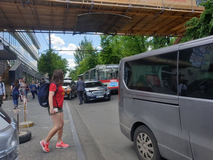 Accident SCUMP pe strada Puşkin din Capitală. Un troleibuz nu a avut loc de un mercedes (FOTO)